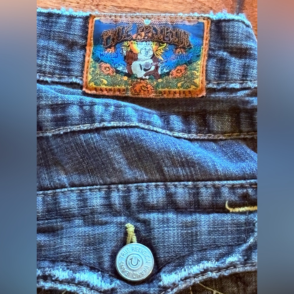 True Religion Distressed Blue Jeans Wide Flare Leg. Size 27 (IS size 4). - Picture 9 of 9